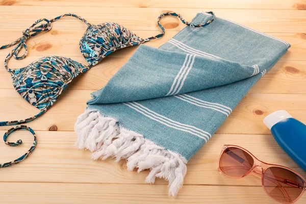 Handwoven hamam Türk pamuklu havlu ahşap arka plan üzerinde