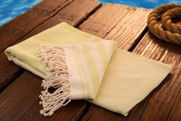 Handwoven hamam Türk pamuklu havlu ahşap arka plan üzerinde