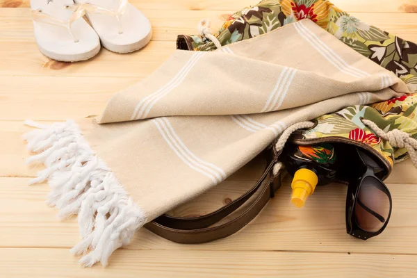 Handwoven hamam Türk pamuklu havlu ahşap arka plan üzerinde