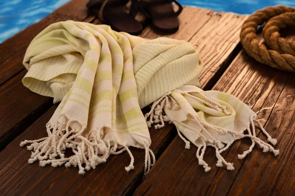 Handwoven hamam Türk pamuklu havlu ahşap arka plan üzerinde