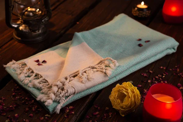 Handwoven hamam Türk pamuklu havlu ahşap arka plan üzerinde