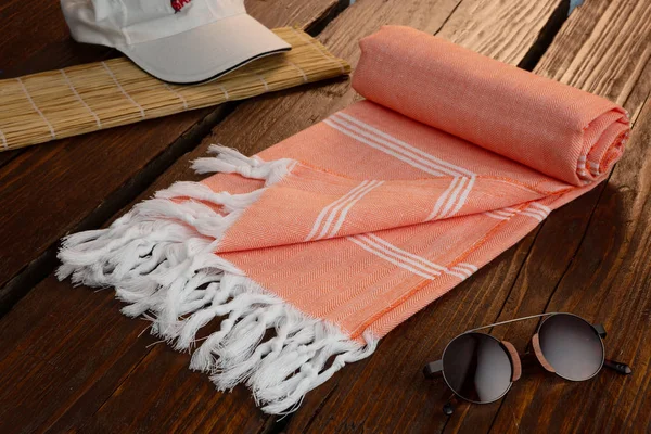 Handwoven hamam Türk pamuklu havlu ahşap arka plan üzerinde