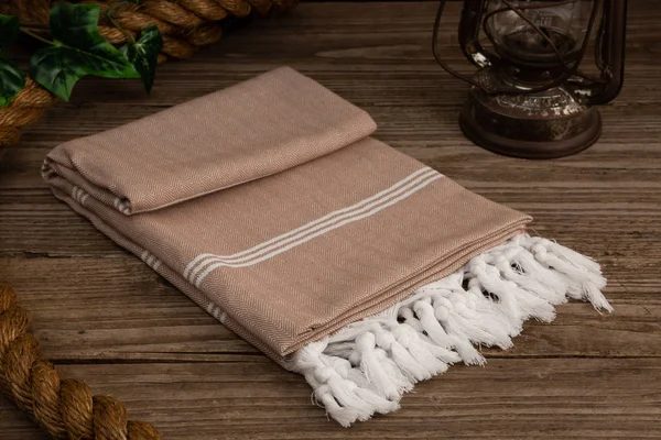 Handwoven hamam Türk pamuklu havlu ahşap arka plan üzerinde