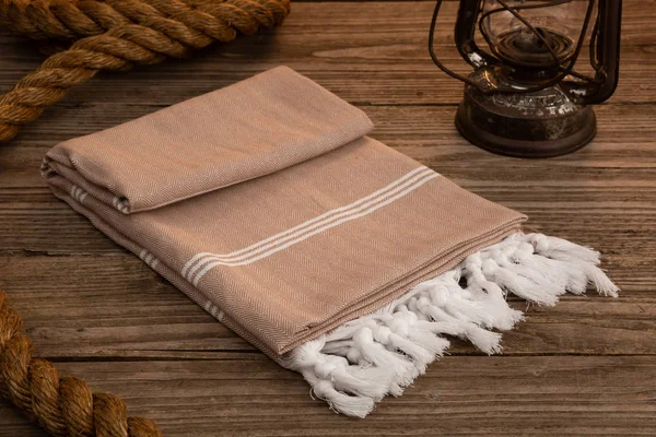 Handwoven hamam Türk pamuklu havlu ahşap arka plan üzerinde