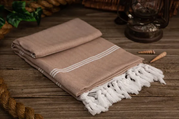 Handwoven hamam Türk pamuklu havlu ahşap arka plan üzerinde