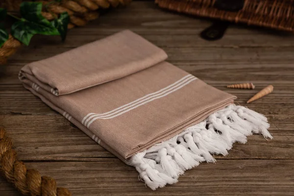 Handwoven hamam Türk pamuklu havlu ahşap arka plan üzerinde