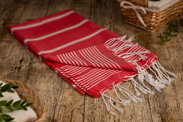 Handwoven hamam Türk pamuklu havlu ahşap arka plan üzerinde