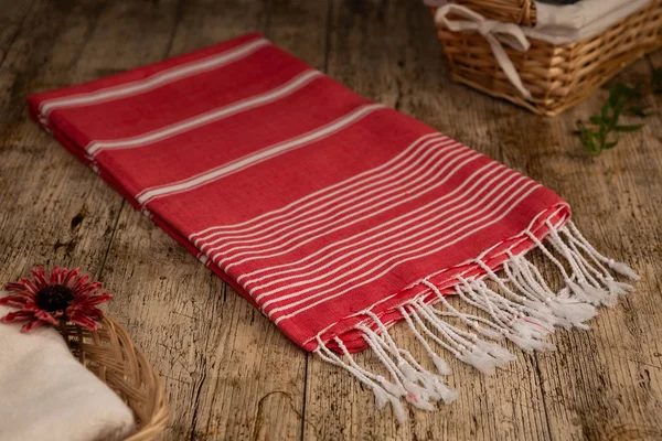 Handwoven hamam Türk pamuklu havlu ahşap arka plan üzerinde