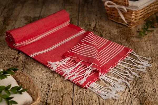 Handwoven hamam Türk pamuklu havlu ahşap arka plan üzerinde