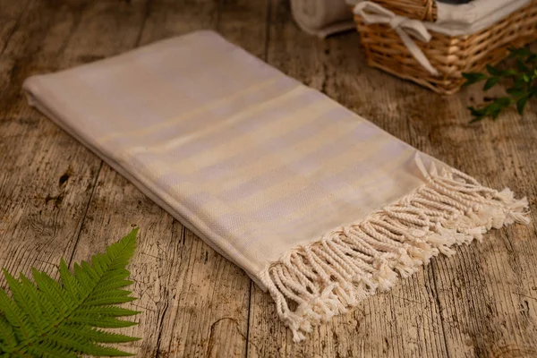 Handwoven hamam Türk pamuklu havlu ahşap arka plan üzerinde