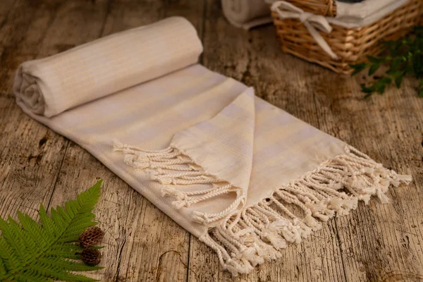 Handwoven hamam Türk pamuklu havlu ahşap arka plan üzerinde