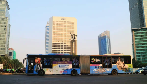 Yakarta Indonesia Agosto 2018 Autobús Transjakarta Rotonda Del Hotel Indonesia — Foto de Stock