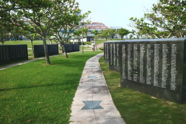 Huzur içinde Itoman, Okinawa, Japan temel taşı. Okinawa Savaşı ve Okinawa rolü ikinci Dünya Savaşı sırasında anısına
