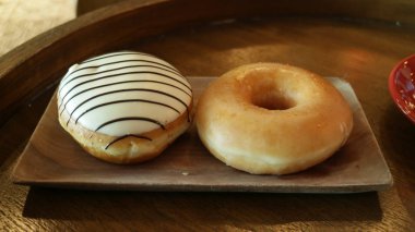 Kahverengi ahşap masa üzerinde lezzetli çörekler.