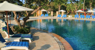 Kuta, Bali, Endonezya - 20 Nisan 2017: Discovery Kartika Plaza Hotel'de yüzme havuzu, Kuta, Badung, Bali, Endonezya.