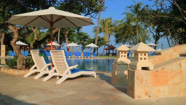 Kuta, Bali, Endonezya - 20 Nisan 2017: Discovery Kartika Plaza Hotel'de yüzme havuzu, Kuta, Badung, Bali, Endonezya.