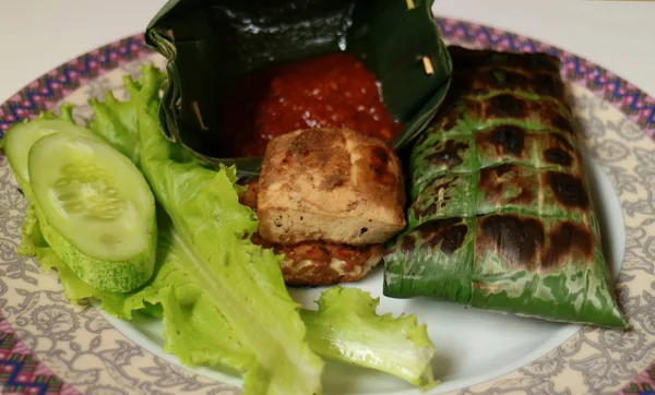 Indonézská Grilovaná Rýže Banánových Listů Grilovaným Tofu Okurka Salát Chilli — Stock fotografie