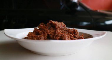 Sığır eti Rendang, geleneksel Endonezya gıda. Biftek sosu ile baharat ve Hindistan cevizi sütü kurutulmuş.