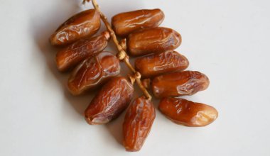 Kurutulmuş tarihleri ramazan hızlı kırma için beyaz arka plan üzerinde izole meyve palmiye.
