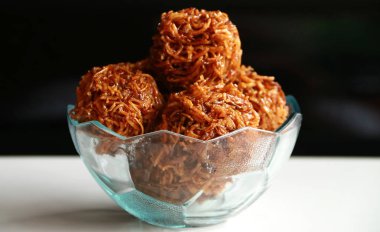 Grubi. Kolayca bulunan merkezi Java, Endonezya geleneksel yemekleri. Tatlı gıda yumru ve Hindistan cevizi şeker yapılır. 