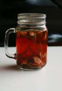 Wedang Uwuh, Jogjakarta, Endonezya geleneksel herb içki. Yaprakları çeşitli içerir: tarçın, Hindistan cevizi ve karanfil yaprakları. Başka bir bileşen secang ağacı, zencefil ve Lump & şeker ahşaptır