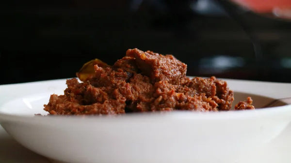 Daging Sapi Rendang Makanan Tradisional Indonesia Kari Sapi Kering Dengan — Stok Foto