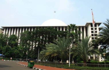 Jakarta, Endonezya - 14 Temmuz 2017: Mescid İstiklâl veya merkez Jakarta İstiklâl Camii. Endonezya Ulusal Camii 22 Şubat 1978 yılında halka açıldı. 