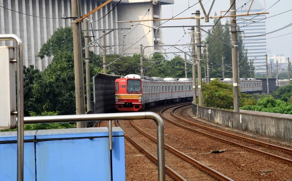Джакарта Индонезия Июля 2017 Года Пригородная Линия Поезд Прибывает Железнодорожный — стоковое фото