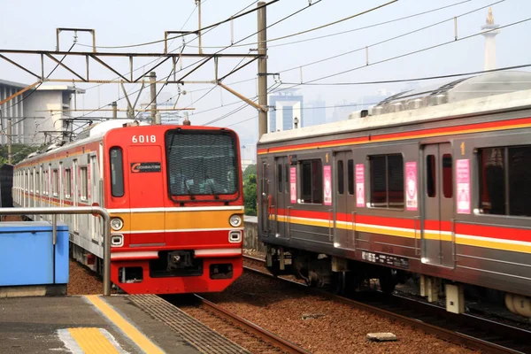 Jakarta Indonesia Luglio 2017 Linea Pendolare Treno Arriva Alla Stazione — Foto Stock