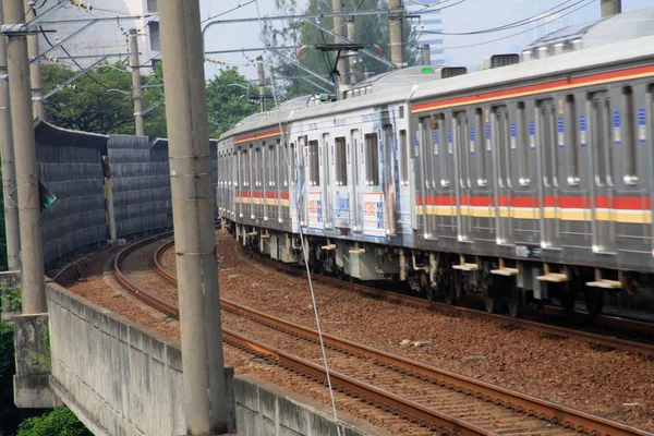 Yakarta Indonesia Julio 2017 Línea Cercanías Tren Llega Estación Tren — Foto de Stock