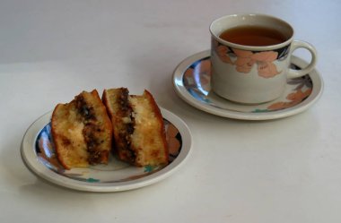 Tatlı martabak veya doldurulmuş krep ve bir fincan çay kimden Endonezya.