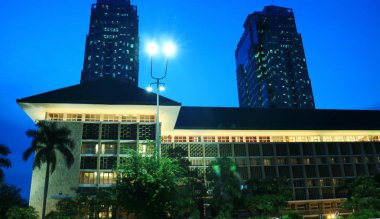 Jakarta, Endonezya - 27 Ocak 2017: Banka Endonezya geceleri. Mh Thamrin Street, merkezi Jakarta, Endonezya Cumhuriyeti Merkez Bankası