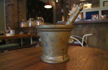 Küçük demir harç veya lumpang Bahasa Endonezya. Jamu, Java, Endonezya taditional bitkisel ilaç yapma popüler geleneksel araçlar.