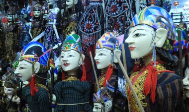 Çubuk kuklalar (Wayang Golek) Jogjakarta, Endonezya. Ahşap şeklinde bir kukla oyuncak bebek. Beringharjo Market, Malioboro Sokağı'nın bölgedeki Jogjakarta bigest geleneksel pazarda satılan.