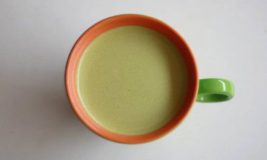 Beyaz arka plan ile matcha yeşil çay kahve fincan.