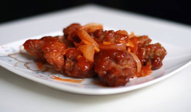 Tatlı ve ekşi tavuk. Beyaz arka plan ile lezzetli ve popüler Endonezya gıda.