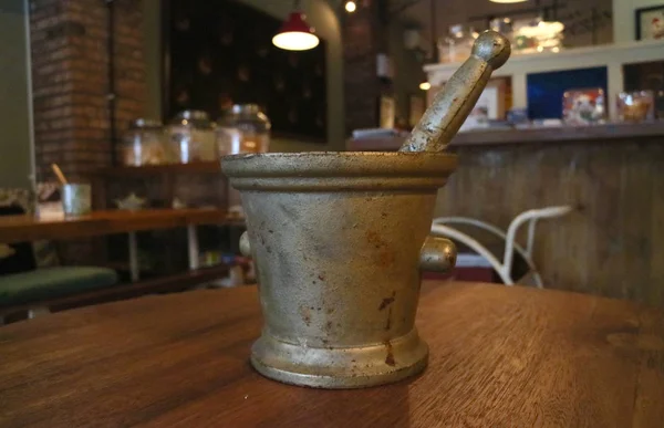 Küçük demir harç veya lumpang Bahasa Endonezya. Jamu, Java, Endonezya taditional bitkisel ilaç yapma popüler geleneksel araçlar.