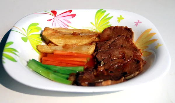 Steak Sapi Indonesia Atau Bistik Terbuat Dari Lidah Sapi Atau — Stok Foto