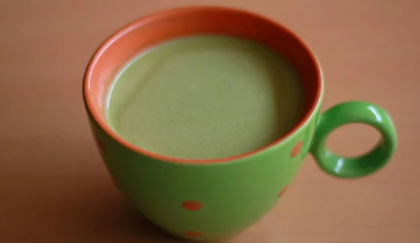 Kubek Latte Zielonej Herbaty Matcha Drewna Tło — Zdjęcie stockowe