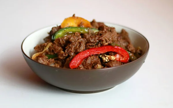 Carne Pimienta Negra Tazón Con Fondo Blanco — Foto de Stock