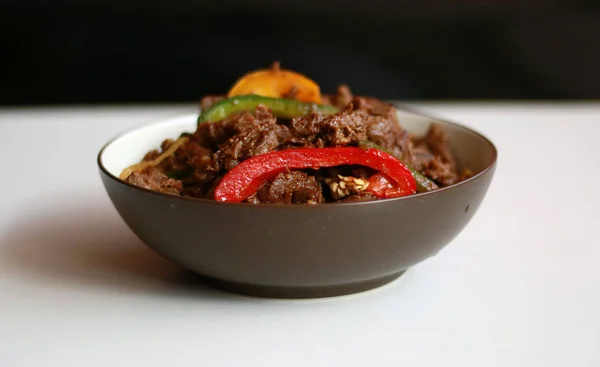 Carne Pimienta Negra Tazón Con Fondo Blanco — Foto de Stock