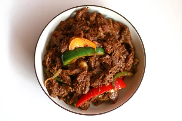 Carne Pimienta Negra Tazón Con Fondo Blanco — Foto de Stock