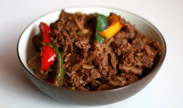 Carne Pimienta Negra Tazón Con Fondo Blanco —  Fotos de Stock