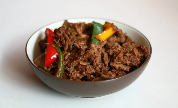 Carne Pimienta Negra Tazón Con Fondo Blanco — Foto de Stock