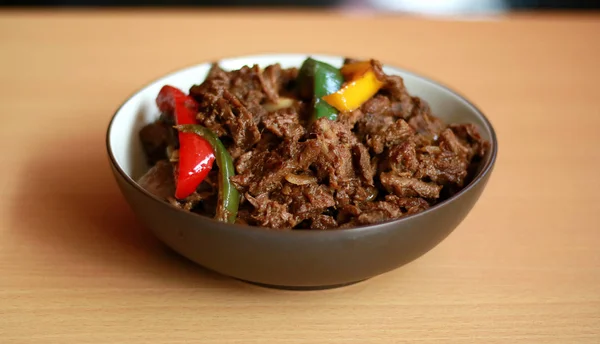 Carne Pimienta Negra Tazón Con Fondo Madera — Foto de Stock