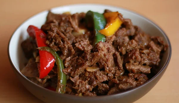 Carne Pimienta Negra Tazón Con Fondo Madera — Foto de Stock