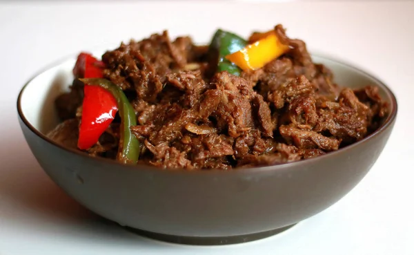 Carne Pimienta Negra Tazón Con Fondo Blanco — Foto de Stock