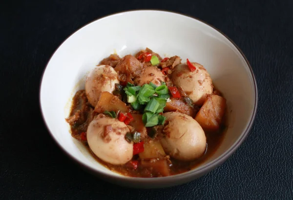 Semur Indonesische Stoofpot Zoete Sojasaus Zwarte Achtergrond — Stockfoto