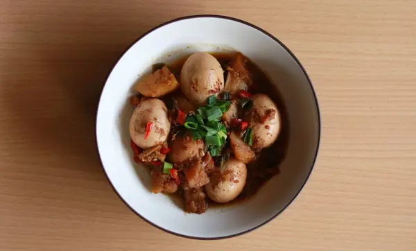 Semur Indonesische Stoofpot Zoete Sojasaus Met Houten Achtergrond — Stockfoto