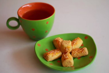 Kastengel veya Hollandalı Endonezya peynir sopa kurabiye ve çay.